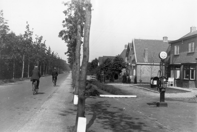 602452 Gezicht in de Stationsweg te Woudenberg met rechts de brandstoffenhandel Moesbergen.N.B. De straatnaam is later ...